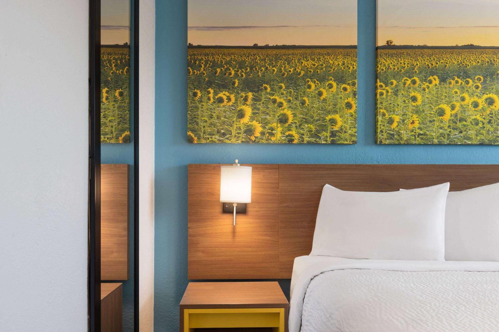 Day'S Inn & Suites By Wyndham Indianapolis Airport East 外观 照片