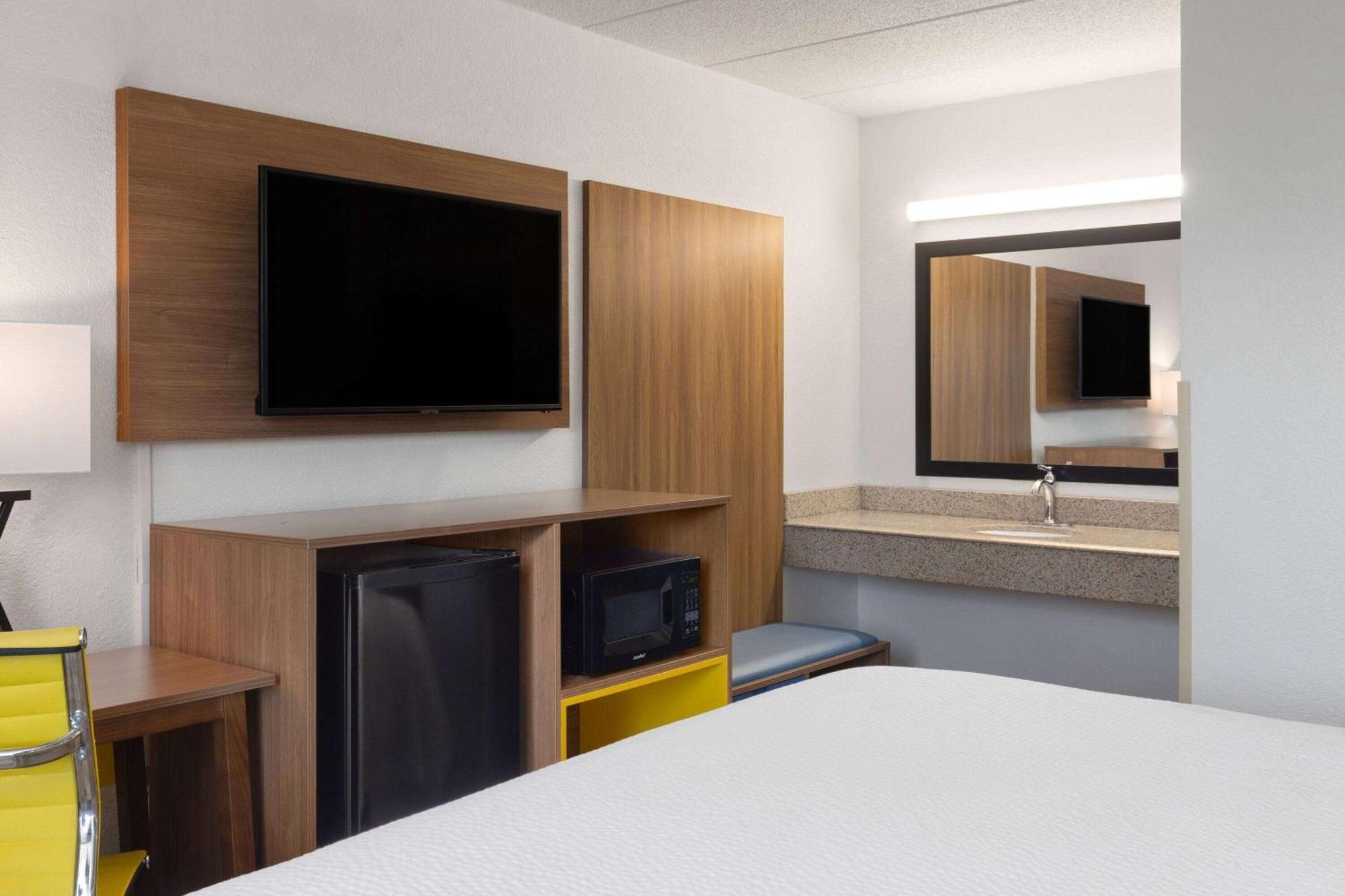 Day'S Inn & Suites By Wyndham Indianapolis Airport East 外观 照片