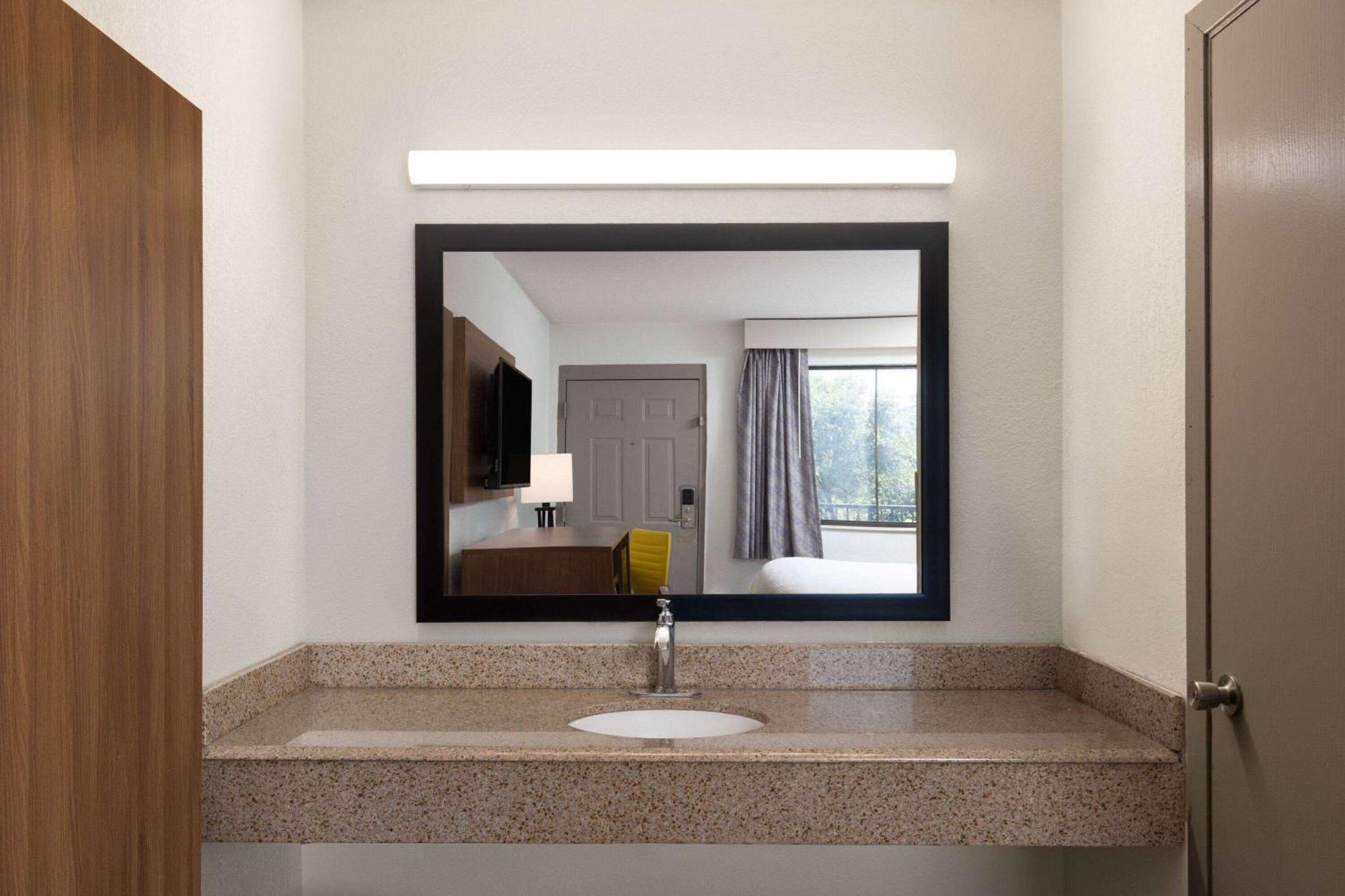 Day'S Inn & Suites By Wyndham Indianapolis Airport East 外观 照片