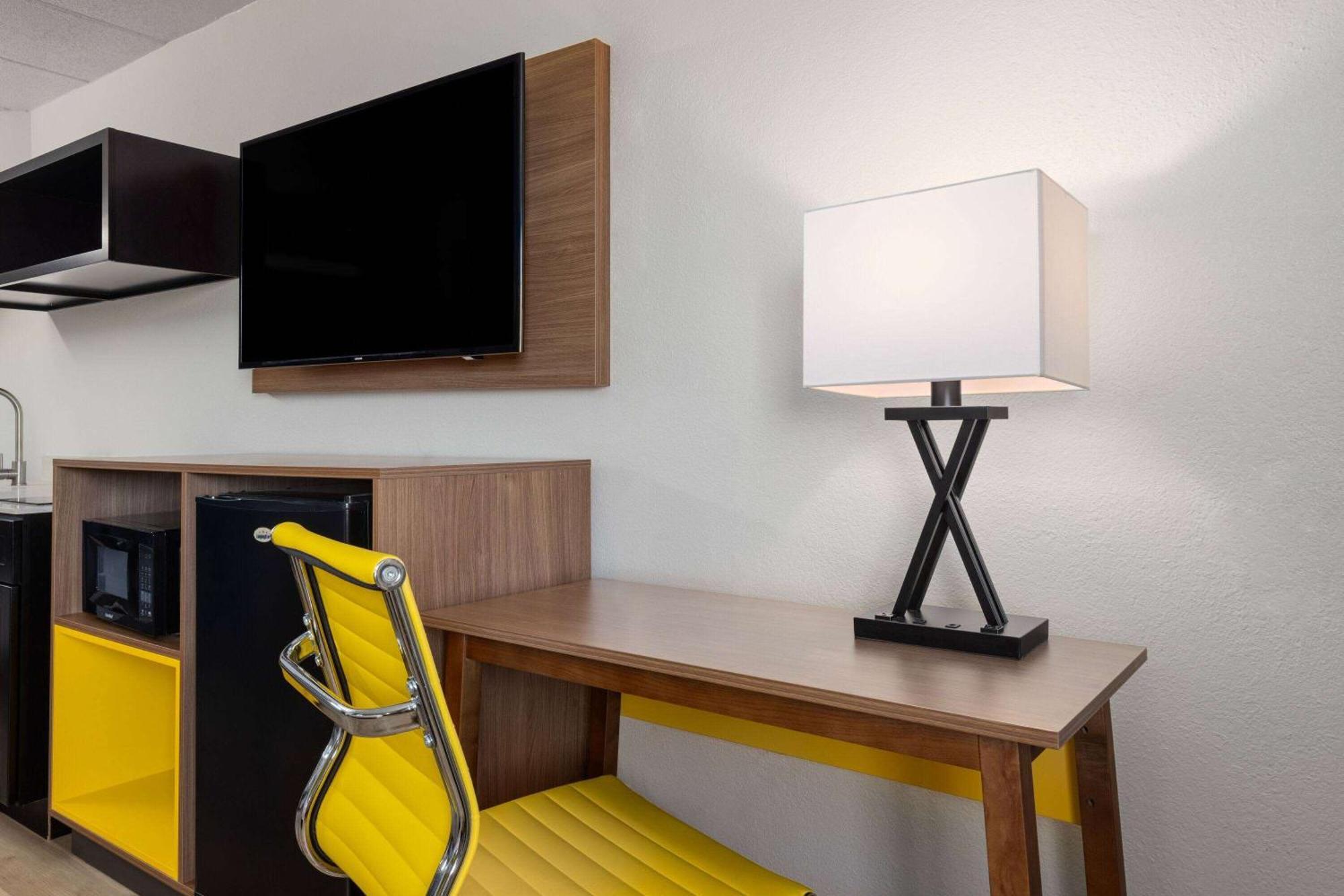 Day'S Inn & Suites By Wyndham Indianapolis Airport East 外观 照片