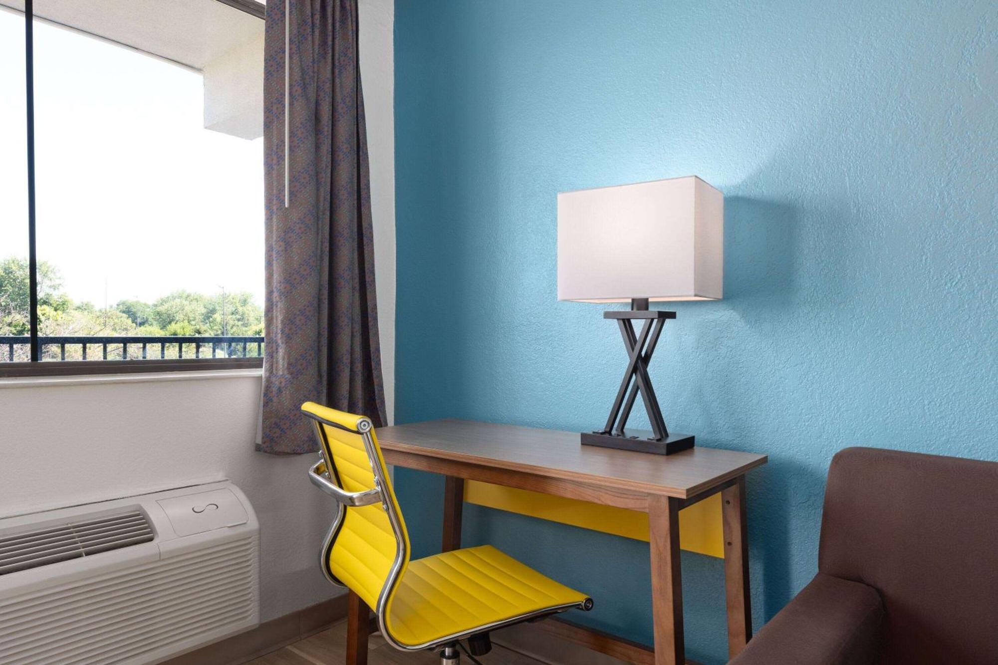 Day'S Inn & Suites By Wyndham Indianapolis Airport East 外观 照片