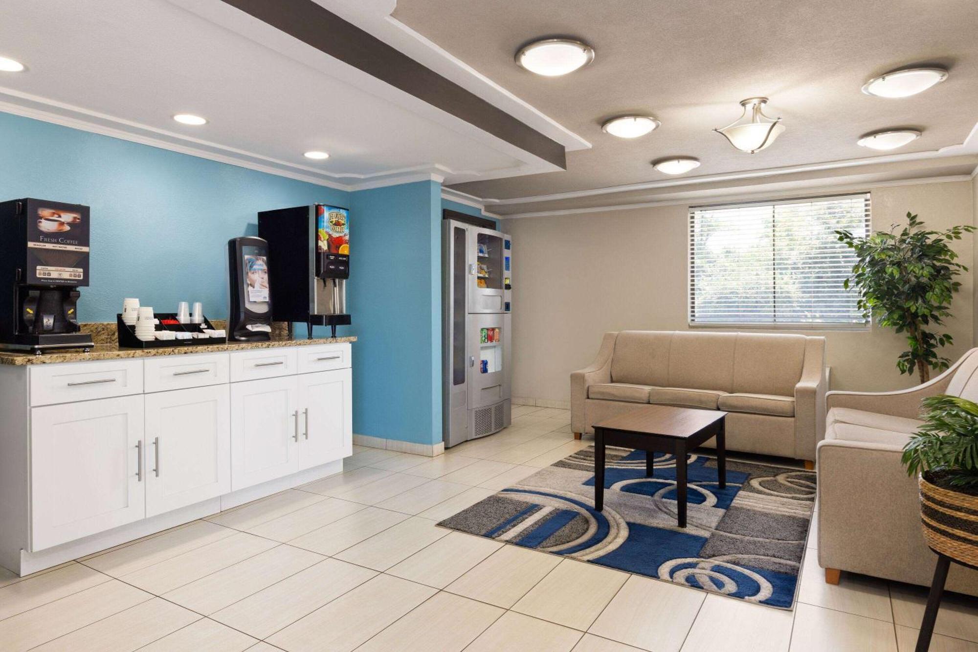 Day'S Inn & Suites By Wyndham Indianapolis Airport East 外观 照片
