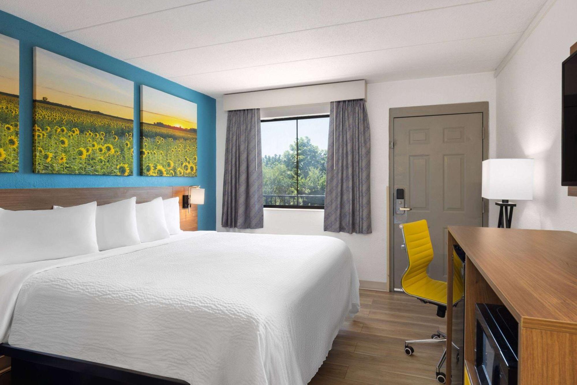 Day'S Inn & Suites By Wyndham Indianapolis Airport East 外观 照片