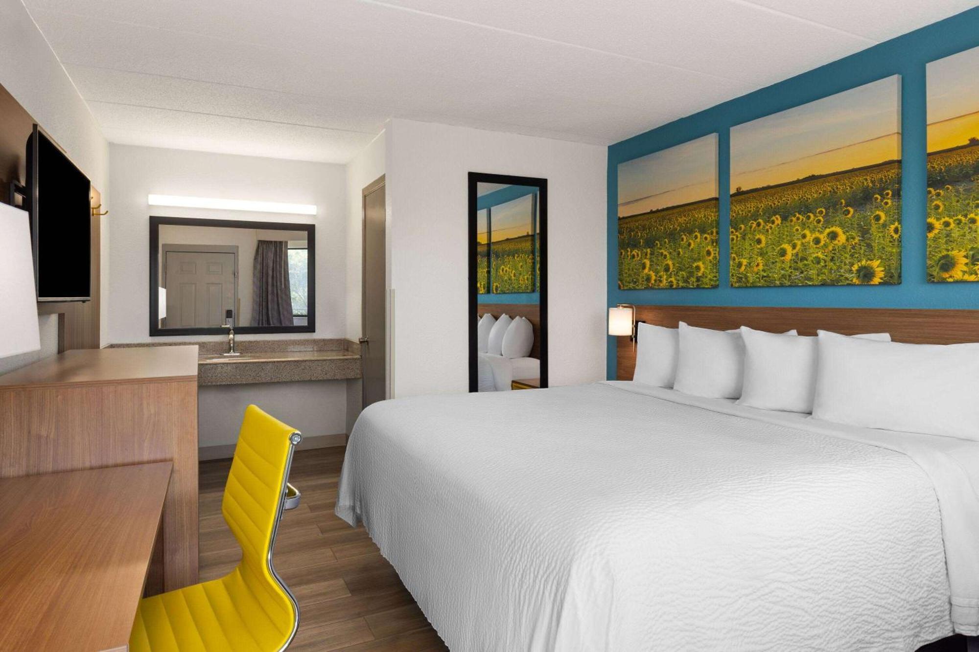 Day'S Inn & Suites By Wyndham Indianapolis Airport East 外观 照片