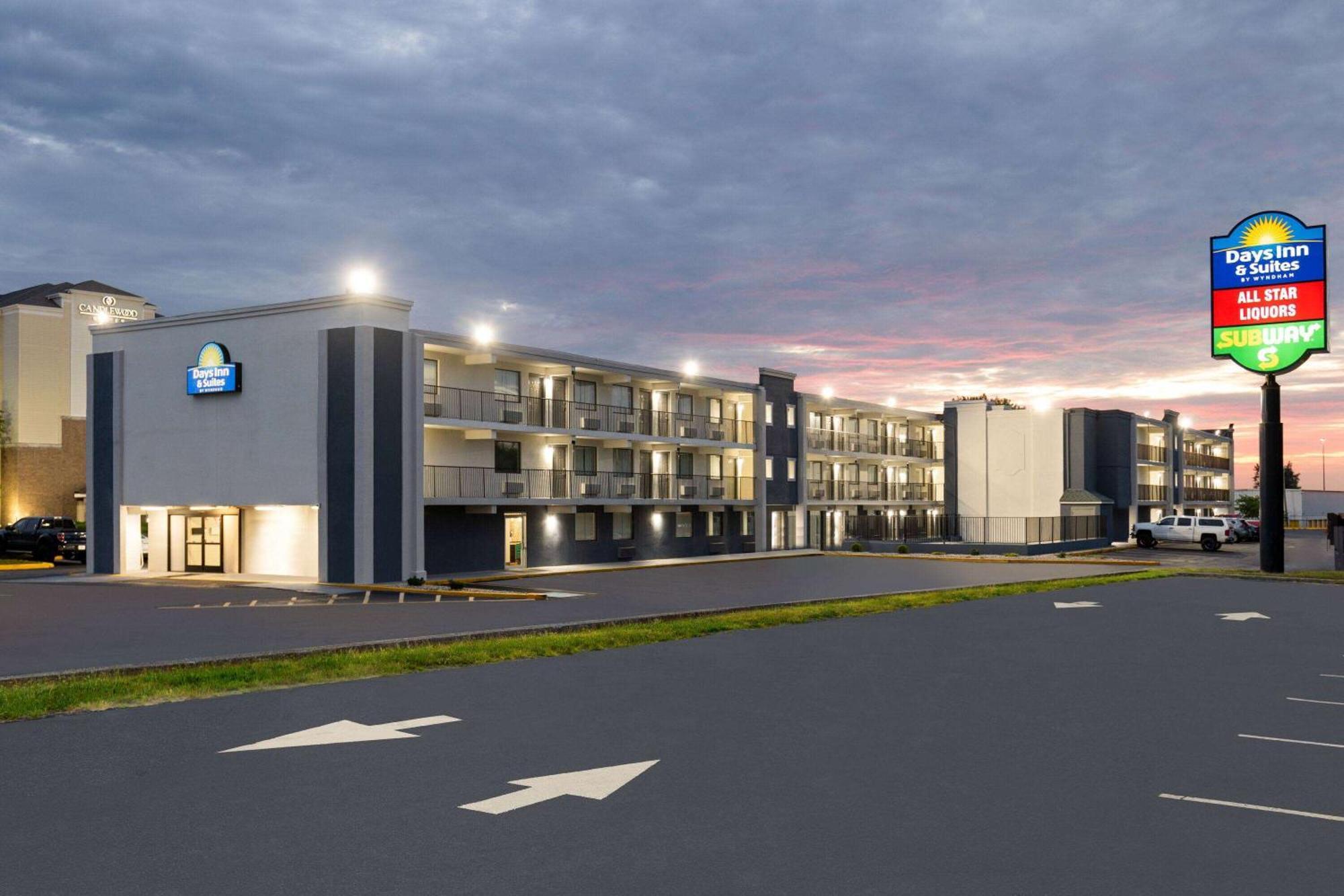Day'S Inn & Suites By Wyndham Indianapolis Airport East 外观 照片